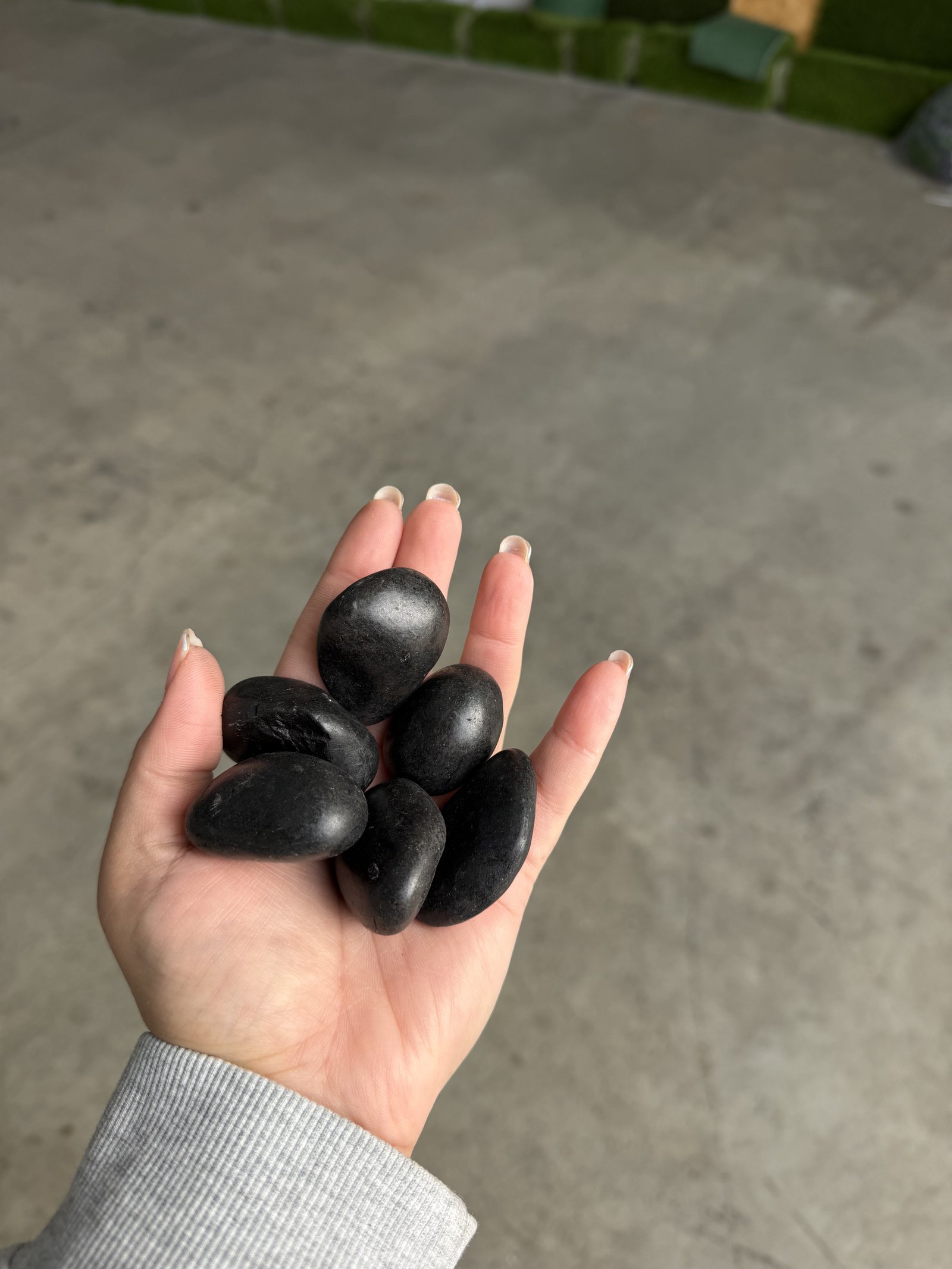 Black Polished Pebbles – High-Lustre Decorative Stone photo 4