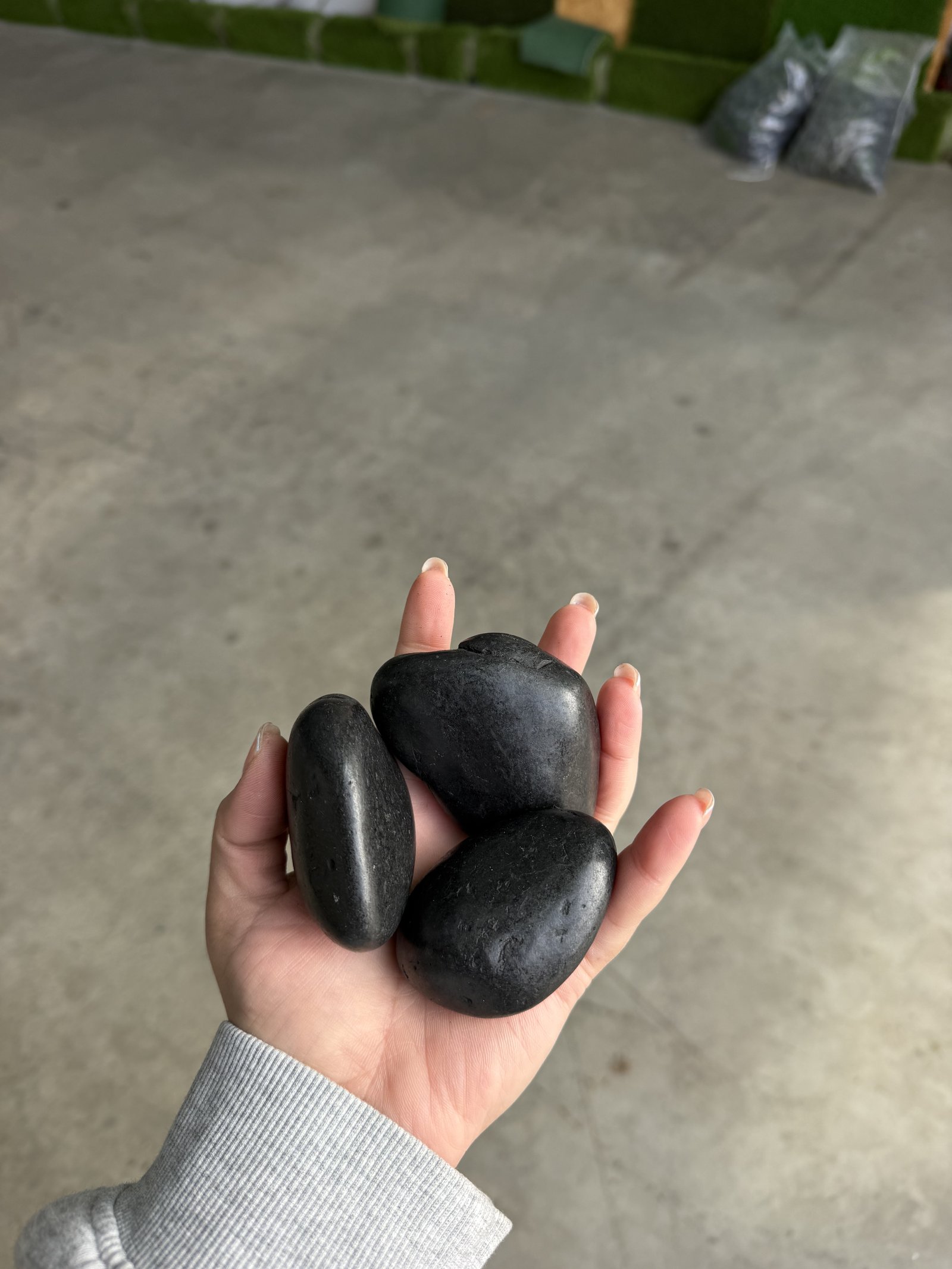 Black Polished Pebbles – High-Lustre Decorative Stone photo 5